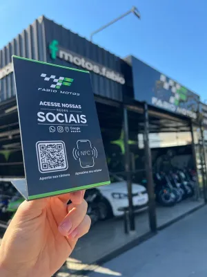 Plaquinha NFC instalada em um comércio